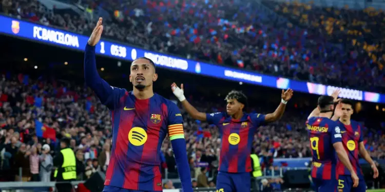 Raphinha marca dois gols e dá duas assistências na goleada do Barcelona por 7 a 2 sobre o Newcastle e garante vaga nas quartas da Champions