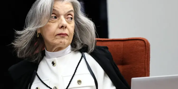 Cármen Lúcia relata ter recebido ameaça de bomba durante palestra a estudantes no UniCEUB: “Mandaram uma bomba para me matar”