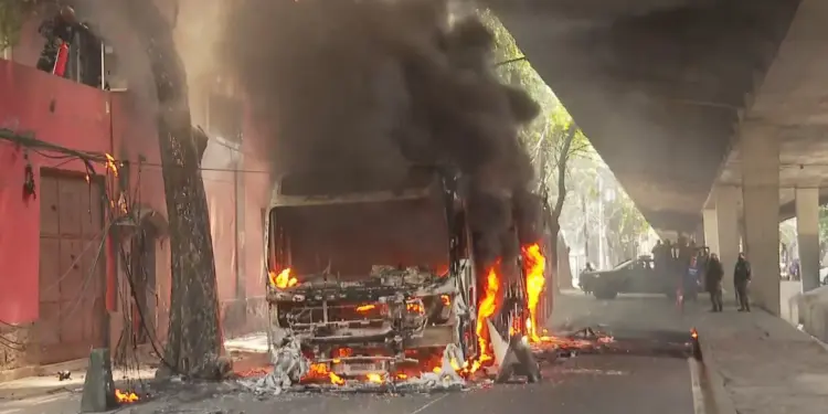 Ônibus como Barricadas no Rio: Uso Dobra e Protocolos Falham em Conter Criminosos