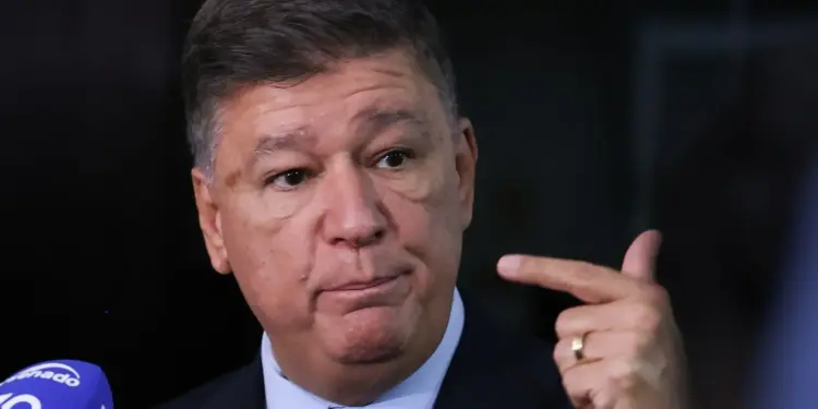 Dino dá 5 dias para senador explicar repasse de emendas à Igreja da Lagoinha em investigação ligada à CPI do INSS