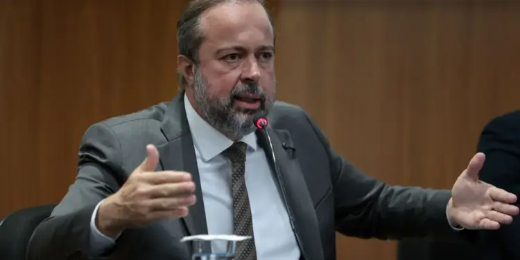 Governo anuncia ação integrada para frear reajustes indevidos de combustíveis e propõe zerar ICMS sobre diesel importado com compensação federal