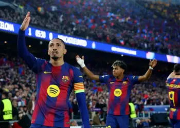 Raphinha Brilha com Dois Gols e Duas Assistências na Goleada Histórica
