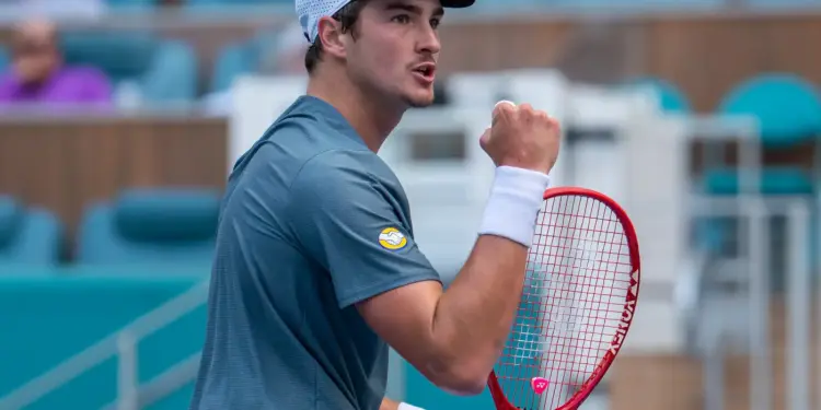 João Fonseca vence estreia no Miami Open em jogo de revanche e encara Carlos Alcaraz na 2ª rodada