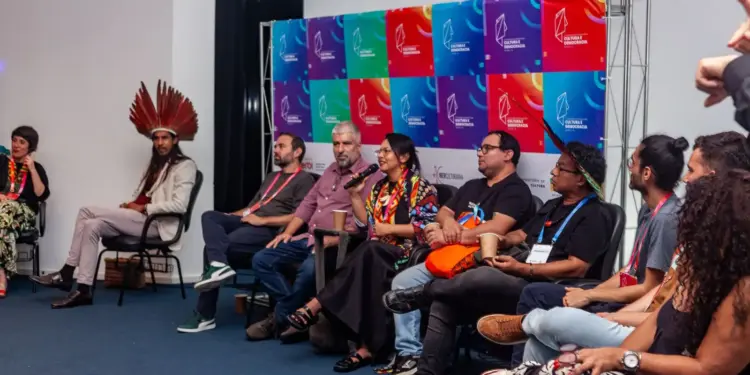 Projeto Encontro com Arariboia em Niterói reúne Ailton Krenak e lideranças indígenas e encena ‘Veredito Ancestral’ sobre a batalha de Uruçumirim