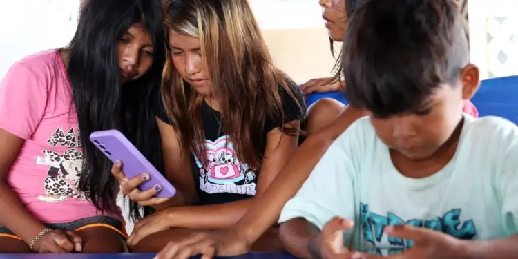 Edital da Finep vai financiar projetos de IA para proteger crianças e adolescentes na internet; inscrições até 30 de setembro