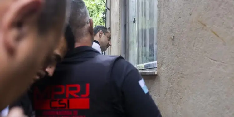 Casa do morador morto no Morro dos Prazeres é periciada pelo MPRJ; promotores pedem imagens das câmeras corporais do Bope