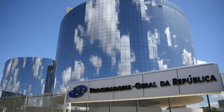 Moraes pede parecer da PGR sobre pedido de prisão domiciliar para Jair Bolsonaro após transferência urgente ao Hospital DF Star