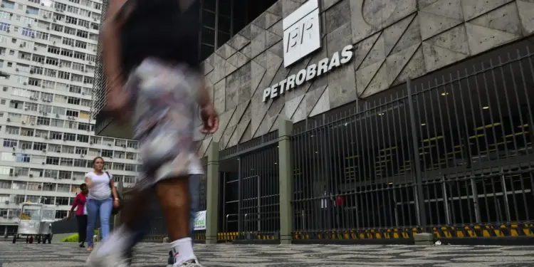 Por que a Petrobras suspendeu o leilão de diesel e gasolina e garante entregar todo o combustível produzido nas refinarias