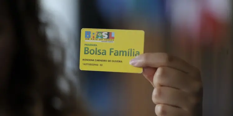 Fome recua mais em lares do Bolsa Família chefiados por mulheres: estudo da FGV aponta quase 670 mil domicílios que deixaram a fome