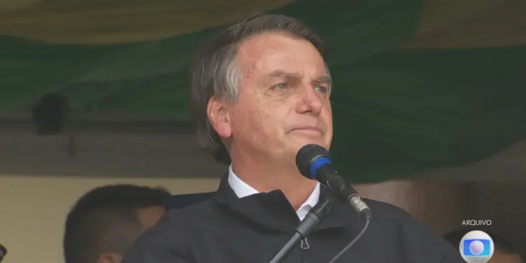 Moraes pede manifestação da PGR sobre prisão domiciliar de Bolsonaro, que segue internado com pneumonia