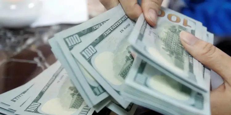 Dólar sobe a R$ 5,30 com temores sobre fornecimento de petróleo; Ibovespa cai 2,25% em dia de aversão ao risco