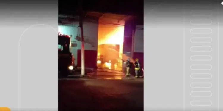 Incêndio de Grandes Proporções Destrói Galpão de Produtos para Panificação em Governador Valadares; 100 Mil Litros de Água Usados no Combate