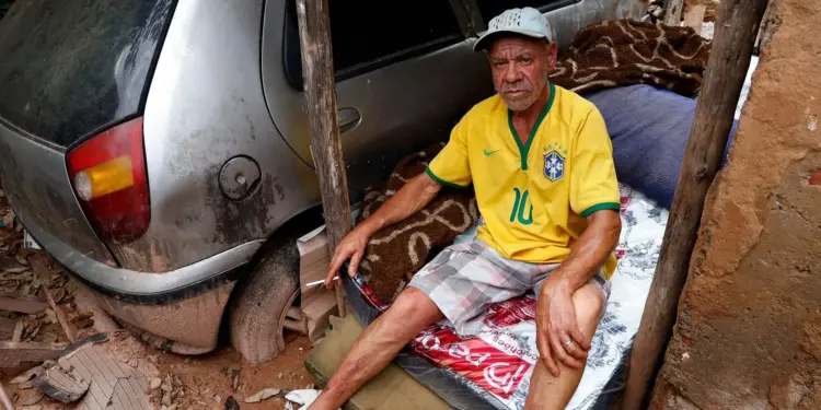Morador de Juiz de Fora vive entre escombros após enchentes e deslizamentos e pede solução de moradia: ‘Não quero dinheiro, só uma casa’