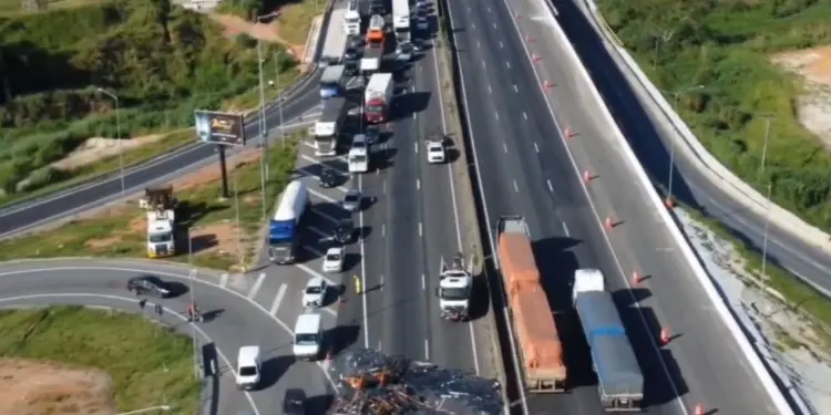 Carga de Vidro Interrompe Dutra em Jacareí e Causa 5 km de Congestionamento