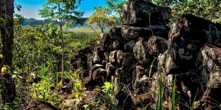 Muralha de Pedra Vulcânica e ‘Óleo de Baleia’ no Cerrado: Mistério Geológico de 130 Milhões de Anos Intrigam Pesquisadores em Goiás