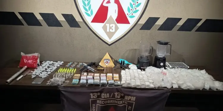 Dupla detida na Pampulha: Polícia encontra armas, drogas e dinheiro após perseguição em BH