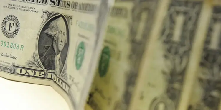 Dólar recua a R$ 5,24 e Ibovespa reage com alta após Trump dizer que vai adiar ataques ao Irã