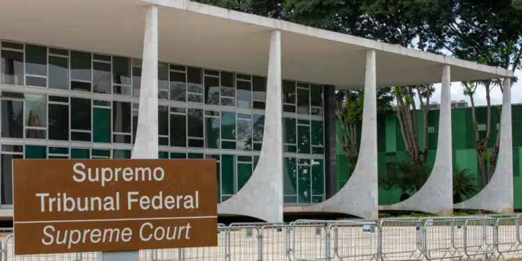 STF é evacuado por suspeita de vazamento de gás na copa do 3º andar, próximo ao gabinete da presidência; brigadistas controlam ocorrência