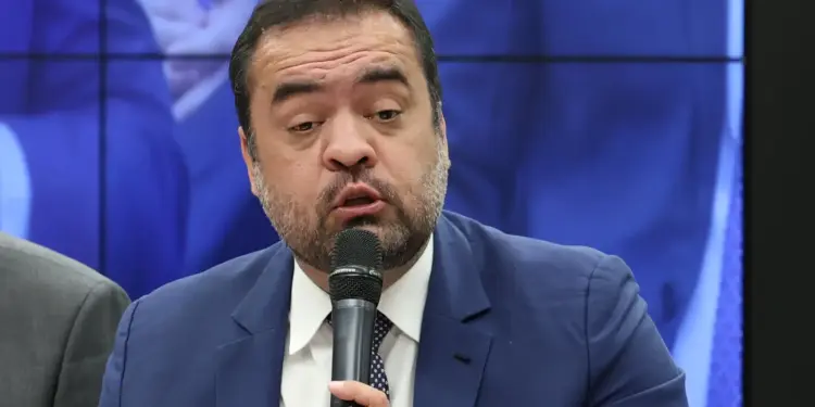 TSE forma maioria para declarar Cláudio Castro inelegível até 2030 por abuso de poder em contratos na Ceperj e Uerj