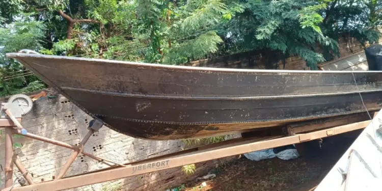 Barco Suspeito de Colidir com Polícia Ambiental no Rio Grande é Apreendido em Pousada