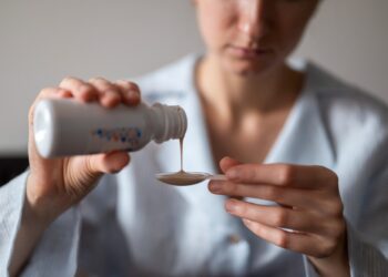 Entenda por que a Anvisa retirou das prateleiras os xaropes à base de clobutinol - Imagem: Freepik