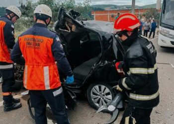 Motorista fica preso às ferragens em colisão na BR-259, em Colatina - Foto: Bombeiros ES - Foto: Bombeiros/ES