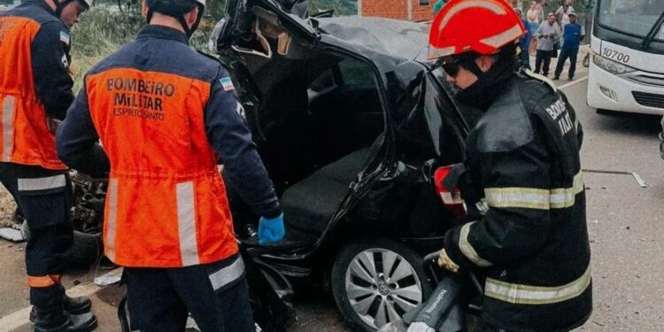Motorista fica preso às ferragens em colisão na BR-259, em Colatina - Foto: Bombeiros ES - Foto: Bombeiros/ES