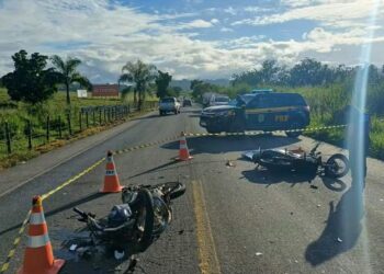 Motos bateram de frente e acidente que deixou um morto e dois feridos em trecho de reta na BR-259, em Colatina, Espírito Santo — Foto: Divulgação/PRF