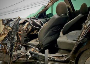 Adolescente fica preso às ferragens após bater de frente com ônibus em Colatina - Foto: Heriklis Douglas