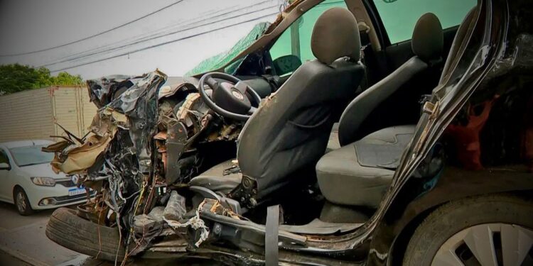 Adolescente fica preso às ferragens após bater de frente com ônibus em Colatina - Foto: Heriklis Douglas