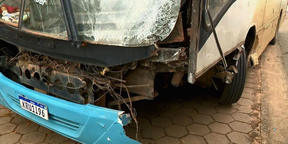 Adolescente fica preso às ferragens após bater de frente com ônibus em Colatina - Foto: Heriklis Douglas
