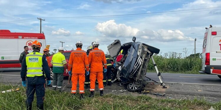 Colisão entre três veículos deixa dois mortos e três feridos na BR-101, em Aracruz - Foto: Leitor Colatina em Ação