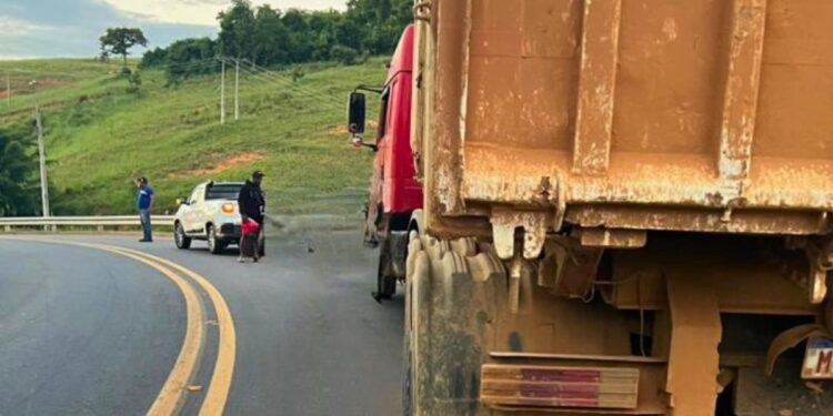 Tragédia na ES-080: Homem de 23 anos morre em colisão frontal com caminhão - Foto: Leitor Colatina em Ação
