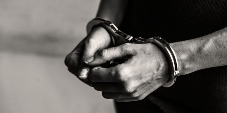 Homem é preso em Colatina suspeito de desviar R$ 100 mil de adolescente - Imagem: Frieppik