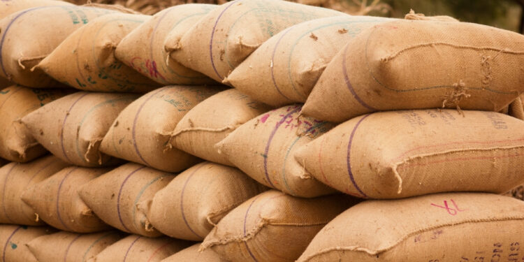 Carga de café avaliada em R$ 500 mil é alvo de roubo na BR-259 em Baixo Guandu - Foto: Reprodução