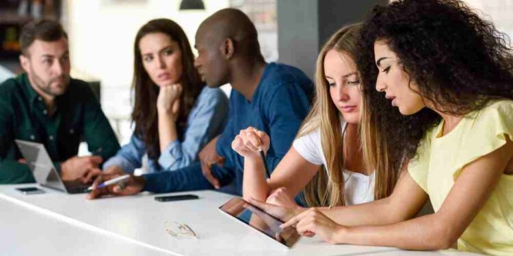 União Europeia lança curso inédito no Brasil para combater desinformação - Imagem: Freepik