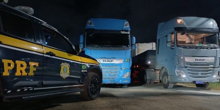João Neiva: dois caminhões com a mesma placa são flagrados pela PRF na BR-101 - Foto: PRF/ES
