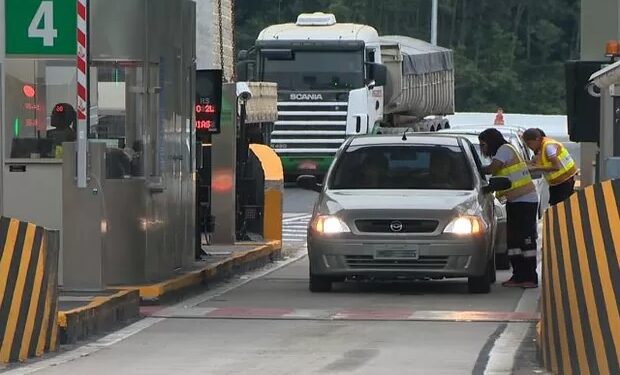 Funcionária da Ecovias leva tapas após motorista tentar pagar pedágio com dinheiro - Foto: Reprodução