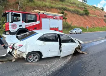 Carro capota na BR 259 e deixa motorista ferido em Colatina - Foto: Enzo Teixeira