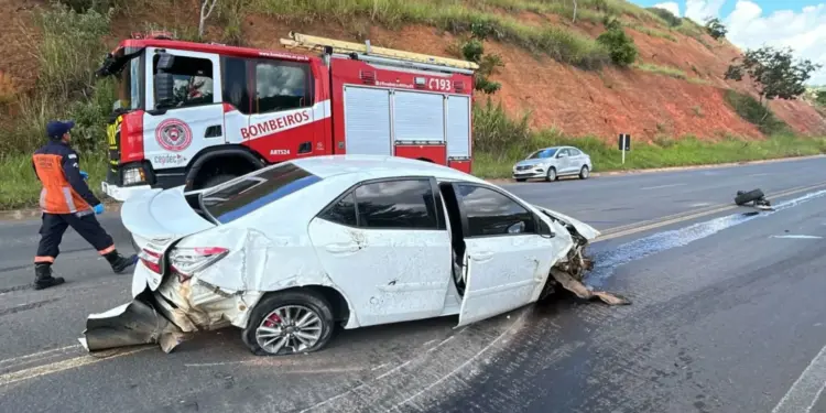 Carro capota na BR 259 e deixa motorista ferido em Colatina - Foto: Enzo Teixeira