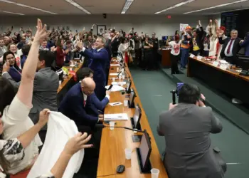 Comissão aprova relatório de PEC que acaba com a escala 6x1 na Câmara - Foto: Agência Brasil
