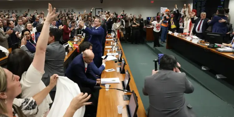 Comissão aprova relatório de PEC que acaba com a escala 6x1 na Câmara - Foto: Agência Brasil