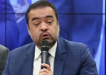 PF cumpre mandados contra Cláudio Castro em operação por fraude fiscal e ocultação de bens - Foto: Tânia Rêgo/Agência Brasil