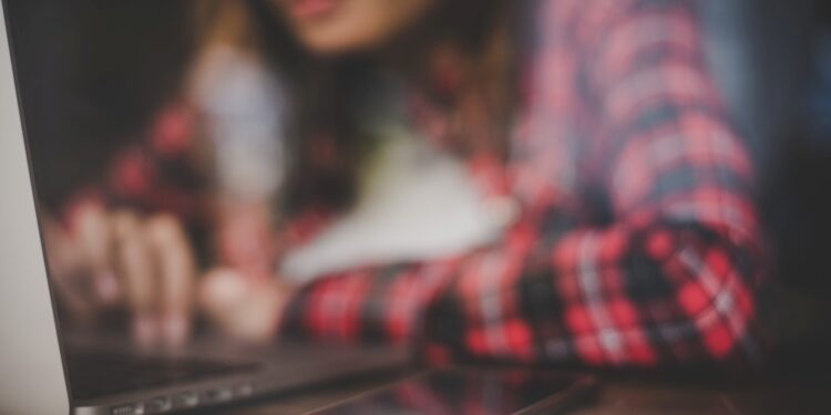 Cuidado com o clique: Procon orienta como identificar fraudes na internet - Imagem: Magnific