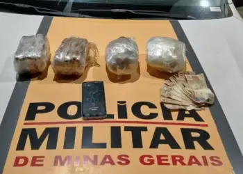 Motorista é preso com crack e haxixe escondidos sob assoalho de carro na BR-259 - Foto: Polícia Militar Rodoviária