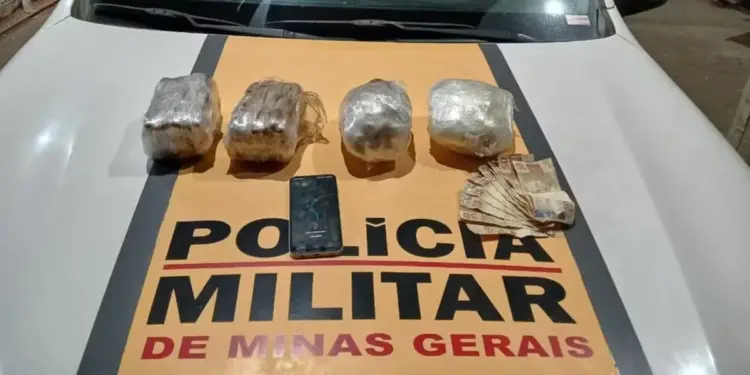 Motorista é preso com crack e haxixe escondidos sob assoalho de carro na BR-259 - Foto: Polícia Militar Rodoviária