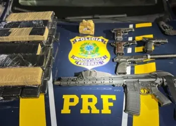 Motorista é preso com carregamento de armas e drogas vindo do RJ para o ES - Foto: PRF/ES