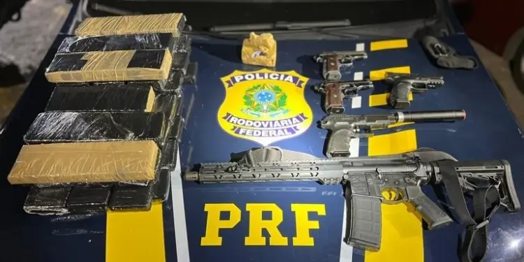 Motorista é preso com carregamento de armas e drogas vindo do RJ para o ES - Foto: PRF/ES