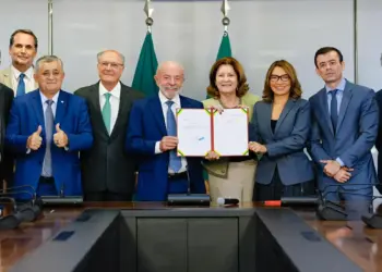 Lula assina Medida Provisória e extingue "taxa das blusinhas" para compras de até US$ 50 - Foto: Wallison Breno