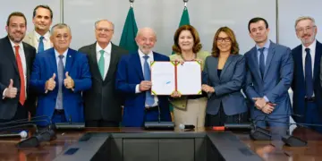 Lula assina Medida Provisória e extingue "taxa das blusinhas" para compras de até US$ 50 - Foto: Wallison Breno